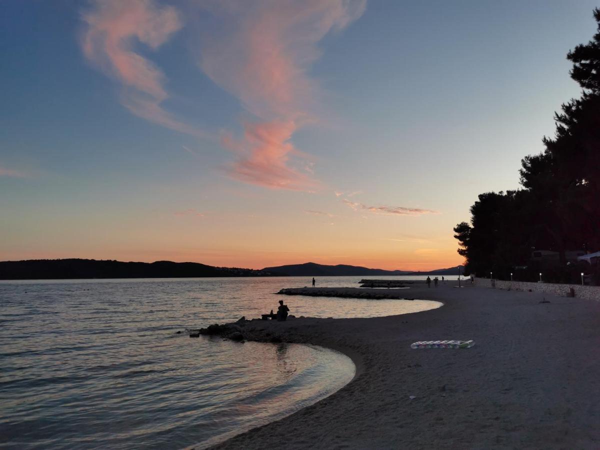 Отель Kamp Rozac Трогир Экстерьер фото